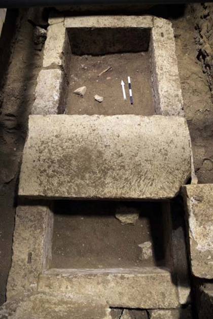 Στον τρίτο θάλαμο σε βάθος 1,60 μέτρων από το δάπεδο αποκαλύφθηκε μεγάλος κιβωτιόσχημος τάφος κατασκευασμένος από πωρόλιθους